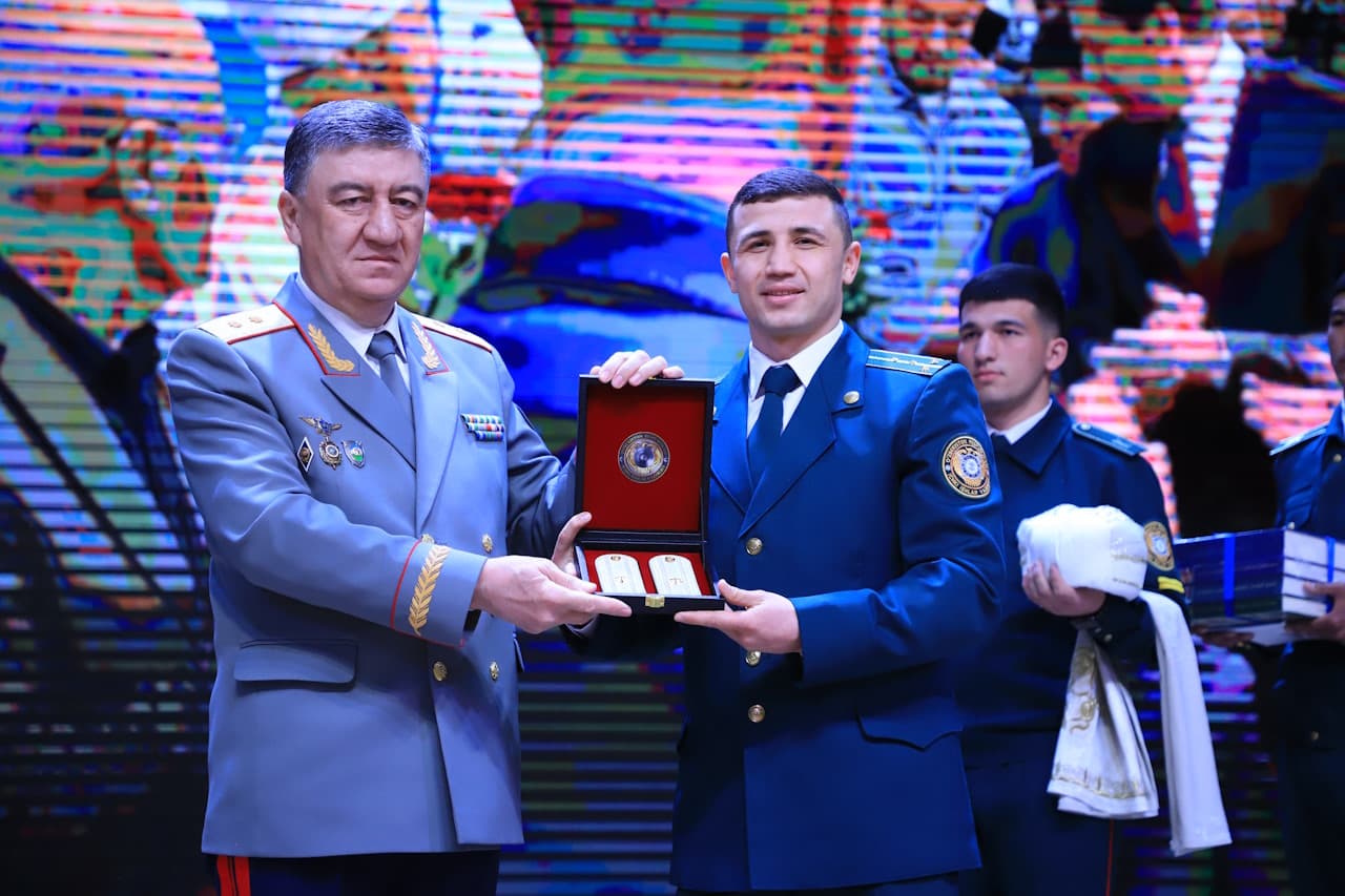 Ички ишлар вазири генерал-лейтенант Пўлат Бобожонов «Намунали ҳуқуқ тартибот маскани» республика босқичи ғолибларини ИИВ Маданият саройида бўлиб ўтган тантанали тақдирлаш маросимида қатнашди