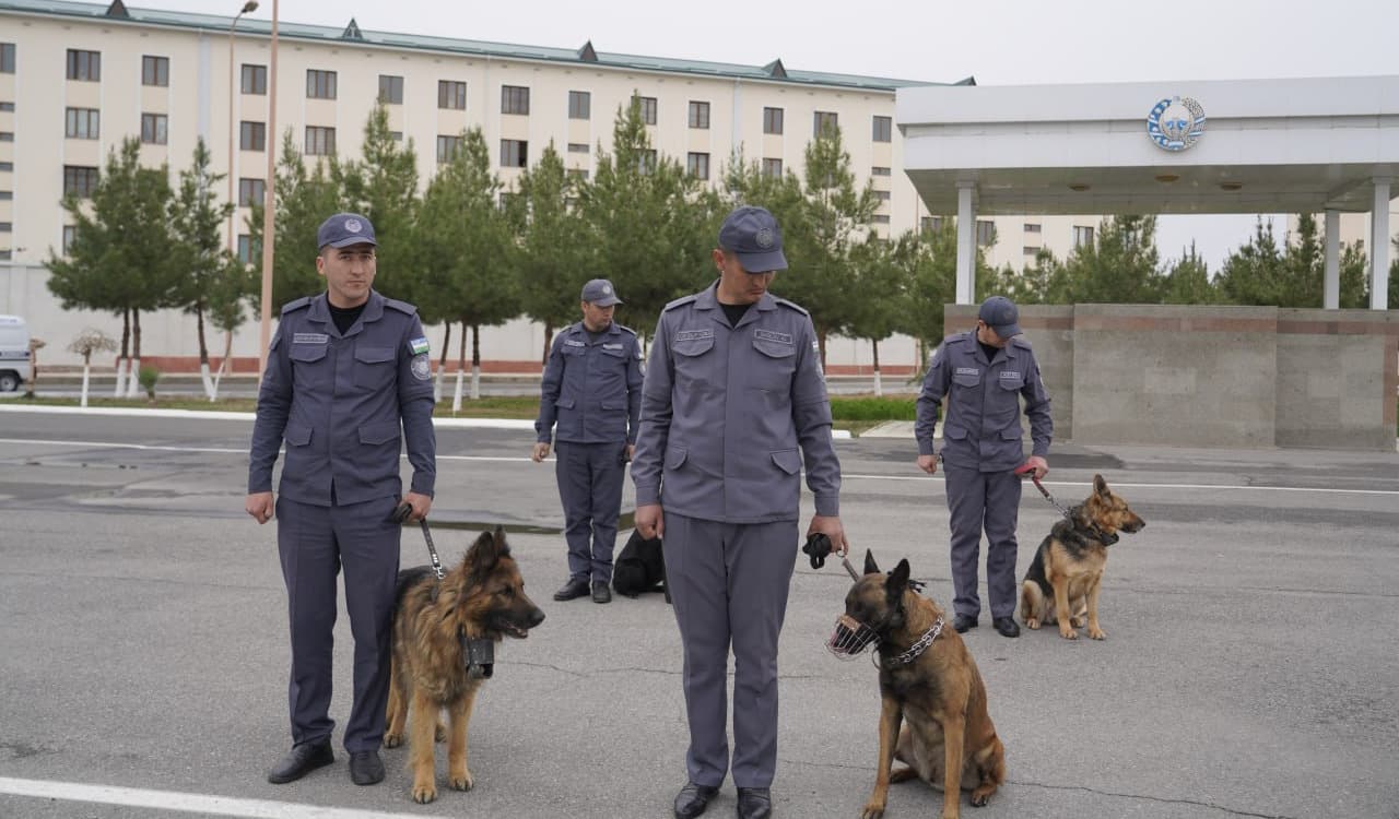 Начальник УВД Ферганской области генерал-майор Азизбек Икрамов провел инструктаж с сотрудниками патрульно-постовой службы