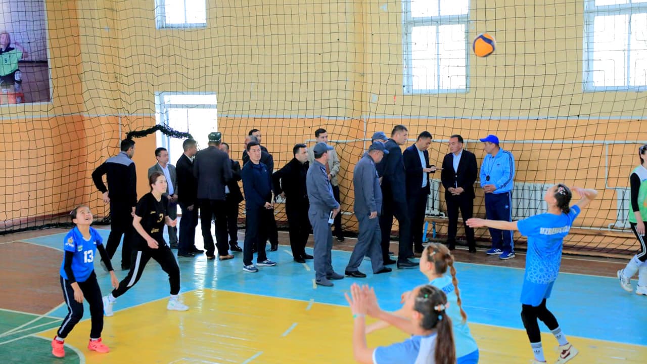 Наманган вилояти ИИБ бошлиғи полковник Шухрат Алиев Янгиқўрғон туманидаги аёллар волейбол тўгараги билан яқиндан танишди