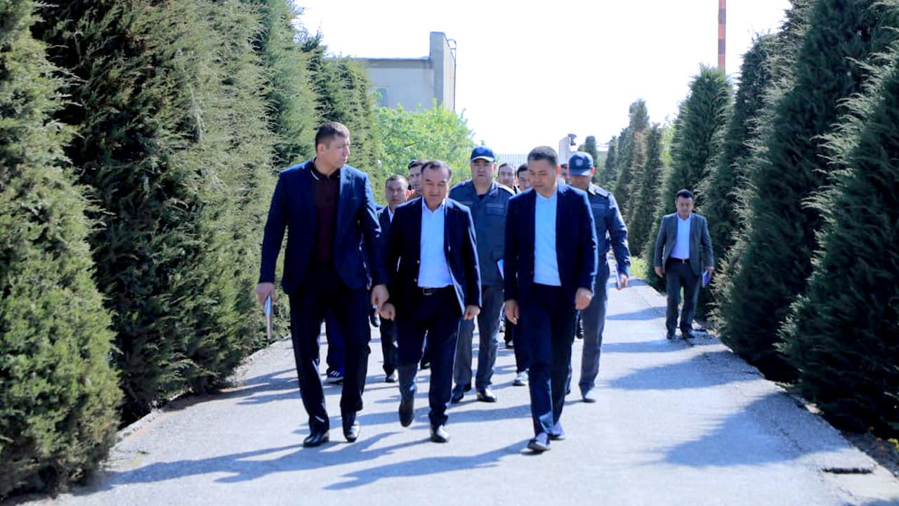 Наманган вилояти ИИБ бошлиғи полковник Шухрат Алиев Янгиқўрғон туманидаги аёллар волейбол тўгараги билан яқиндан танишди