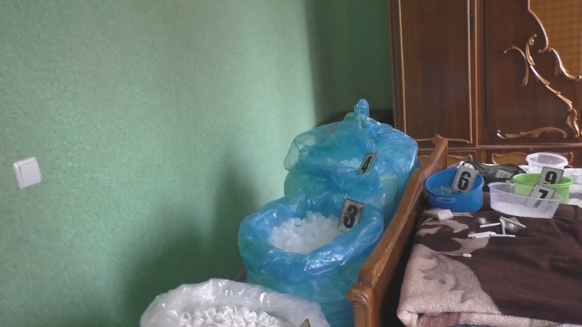 Кучли таъсир қилувчи дори воситаларини тайёрлаш ва тарқатиш билан шуғулланиб келаётган жиноий гуруҳ қўлга олинди