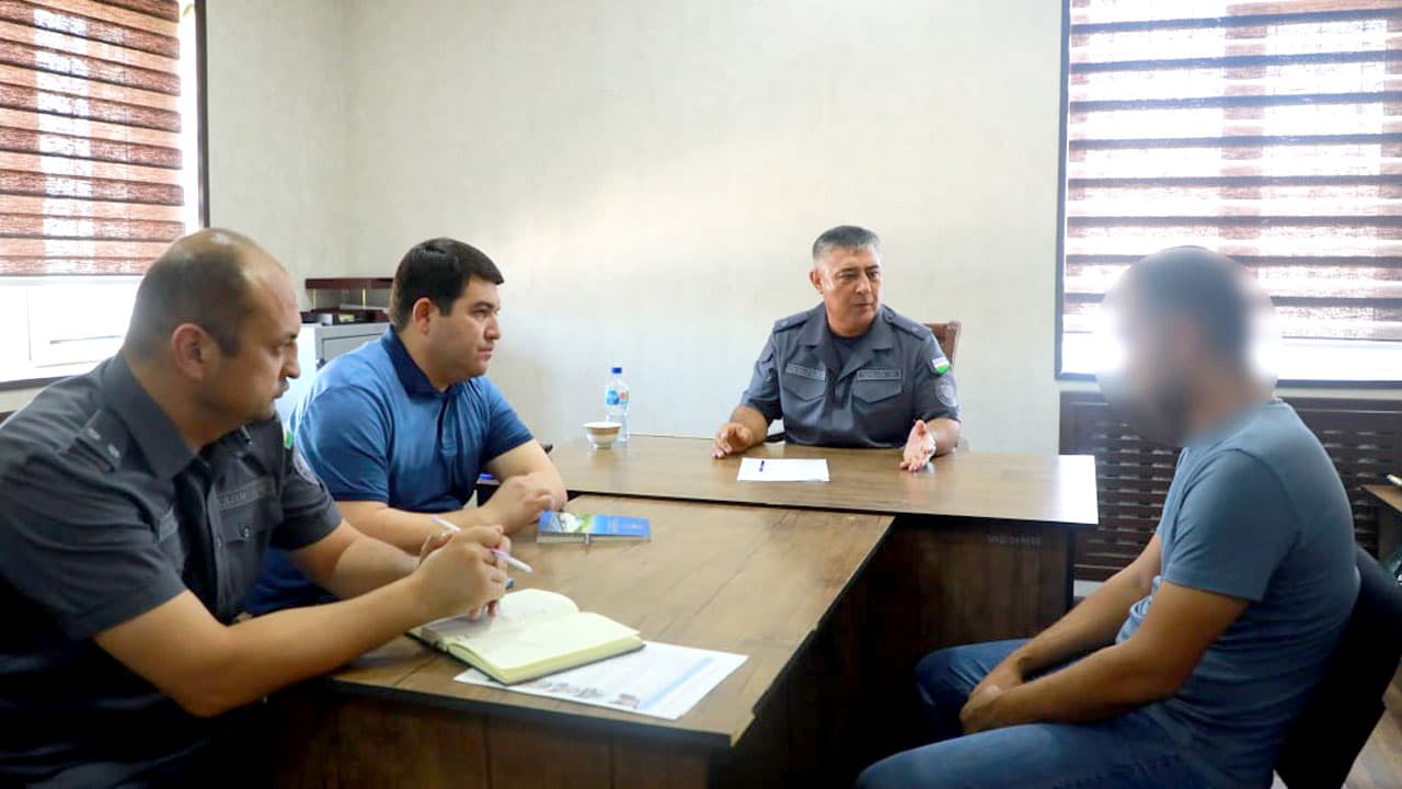 Начальник УВД Бухарской области подполковник Икромжон Турсунов провел встречу с лицами, содержащимися в специальном приемнике для лиц, взятых под административный арест, и изучил волнующие их проблемы