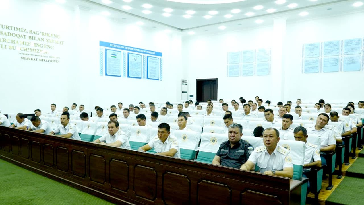 Жиззах вилояти ички ишлар бошқармасида «Республикада ички ишлар ходимлари томонидан содир қилинган қонун бузилиши ва салбий ҳолатлар» мавзусига бағишланган танқидий руҳда йиғилиш бўлиб ўтди