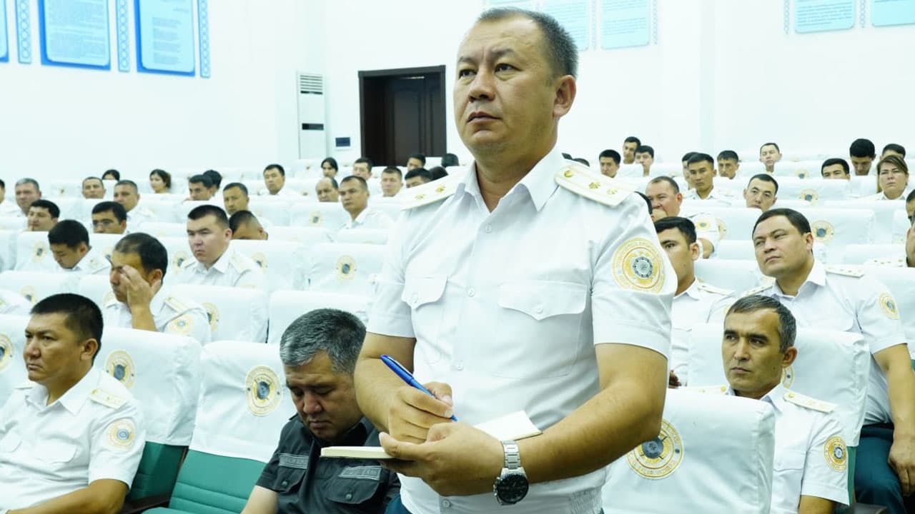 Жиззах вилояти ички ишлар бошқармасида «Республикада ички ишлар ходимлари томонидан содир қилинган қонун бузилиши ва салбий ҳолатлар» мавзусига бағишланган танқидий руҳда йиғилиш бўлиб ўтди