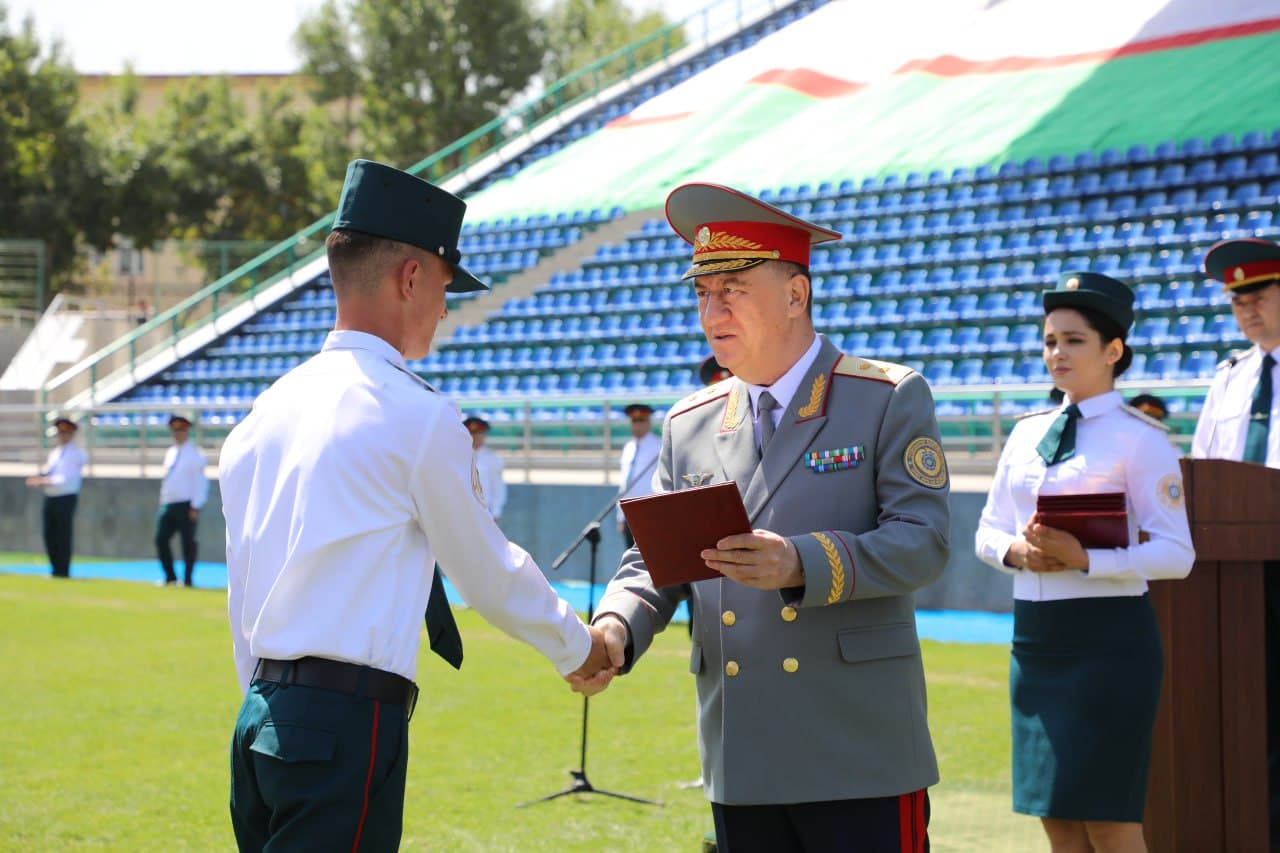 Министр внутренних дел генерал-лейтенант Пулат Бобожонов принял участие в торжественной церемонии приведения к присяге курсантов первого курса Академии Министерства внутренних дел