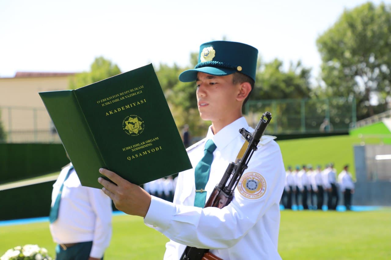 Министр внутренних дел генерал-лейтенант Пулат Бобожонов принял участие в торжественной церемонии приведения к присяге курсантов первого курса Академии Министерства внутренних дел