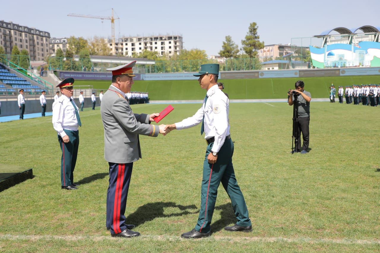 Министр внутренних дел генерал-лейтенант Пулат Бобожонов принял участие в торжественной церемонии приведения к присяге курсантов первого курса Академии Министерства внутренних дел