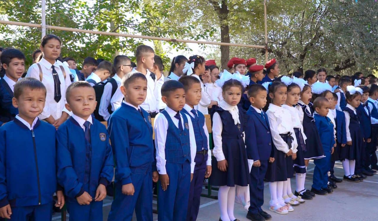 Сирдарё вилояти Ички ишлар бошқармаси бошлиғи полковник Санжар Джабаров ўз қарамоғида бўлган умумтаълим мактабининг биринчи қўнғироқ байрам тадбирида иштирок этди
