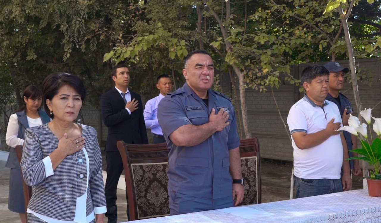 Сирдарё вилояти Ички ишлар бошқармаси бошлиғи полковник Санжар Джабаров ўз қарамоғида бўлган умумтаълим мактабининг биринчи қўнғироқ байрам тадбирида иштирок этди