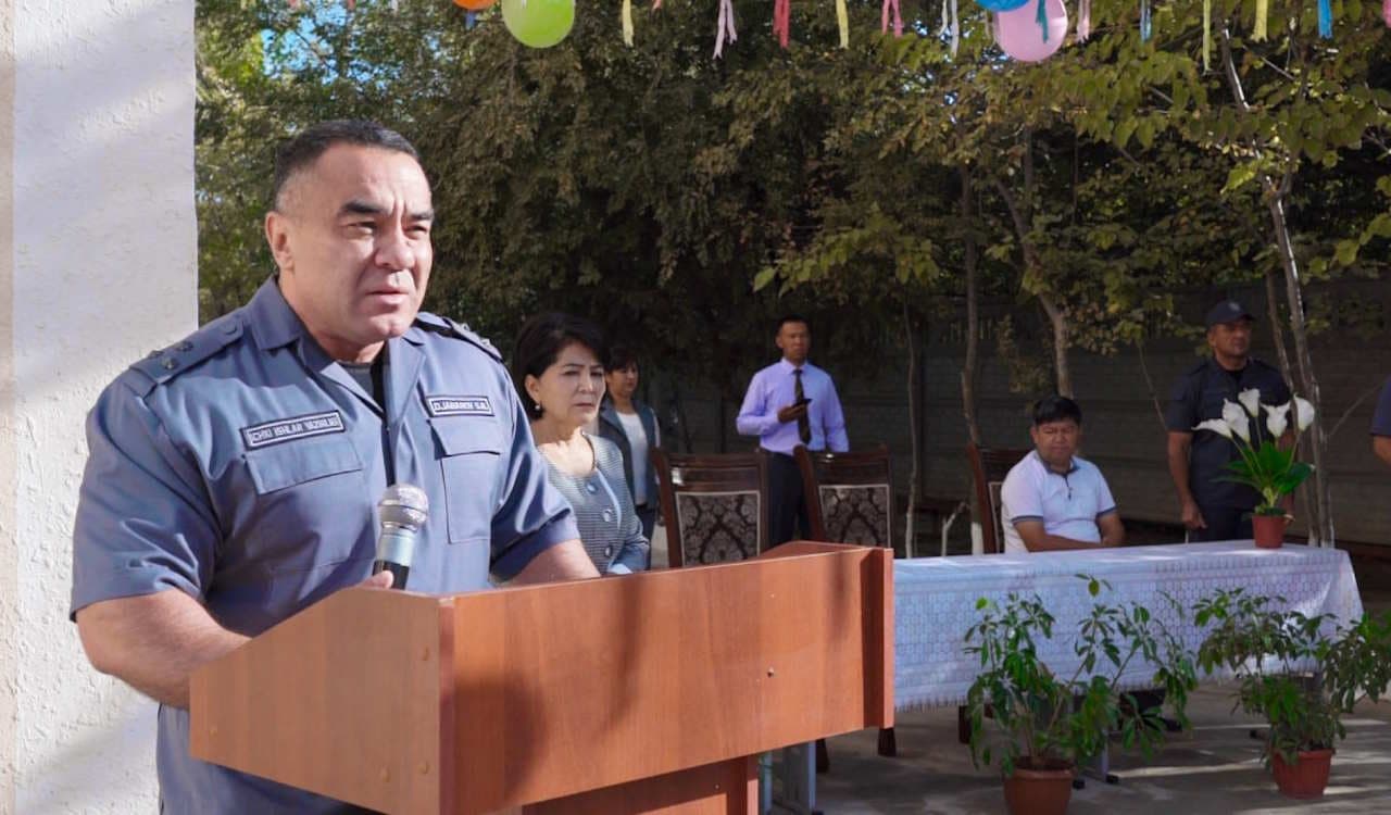 Сирдарё вилояти Ички ишлар бошқармаси бошлиғи полковник Санжар Джабаров ўз қарамоғида бўлган умумтаълим мактабининг биринчи қўнғироқ байрам тадбирида иштирок этди