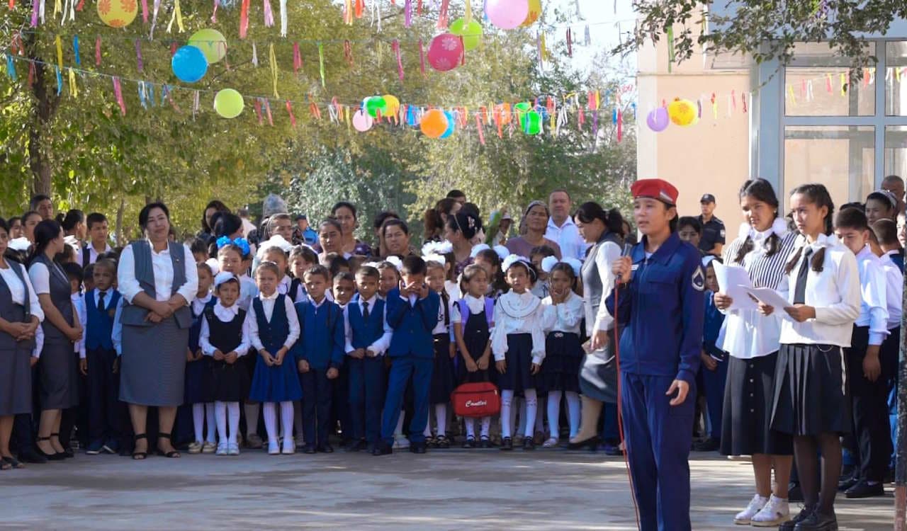 Сирдарё вилояти Ички ишлар бошқармаси бошлиғи полковник Санжар Джабаров ўз қарамоғида бўлган умумтаълим мактабининг биринчи қўнғироқ байрам тадбирида иштирок этди