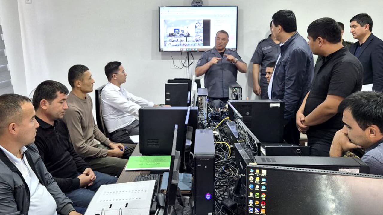 Ichki ishlar vaziri oʻrinbosari general-mayor Baxodir Mirzaraximov Xorazm viloyati Bogʻot tumanida oʻrganishlar olib bormoqda