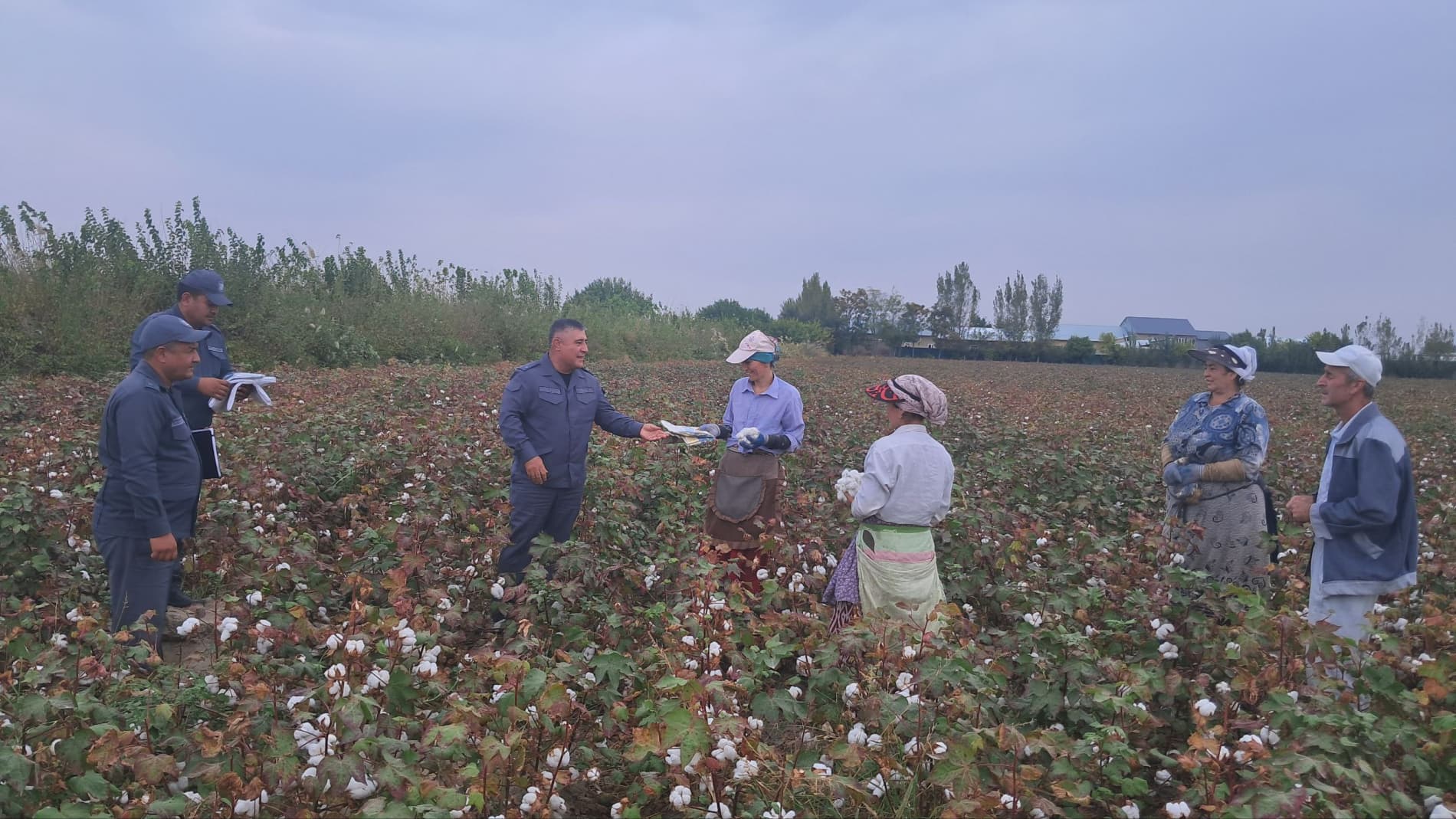 Бухоро вилояти ИИБ бошлиғи подполковник Икромжон Турсунов вилоят 3-секторига қарашли Шофиркон туманида ўрганиш ишларини олиб борди