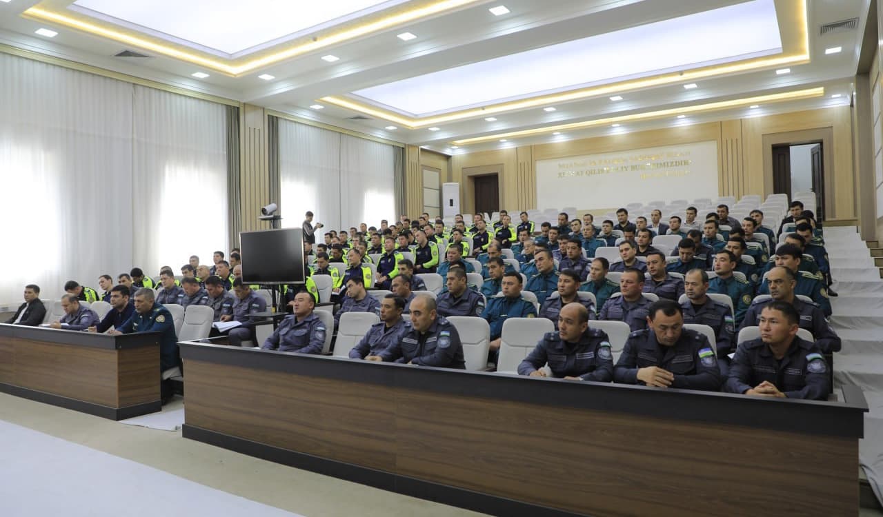 Andijon viloyatida IIV Jamoat xavfsizligi departamenti yoʻl harakati xavfsizligi xizmati boshligʻi polkovnik Sherzod Ibragimov, viloyat IIB rahbariyati hamda YHXB shaxsiy tarkib xodimlari ishtirokida yigʻilish boʻlib oʻtdi