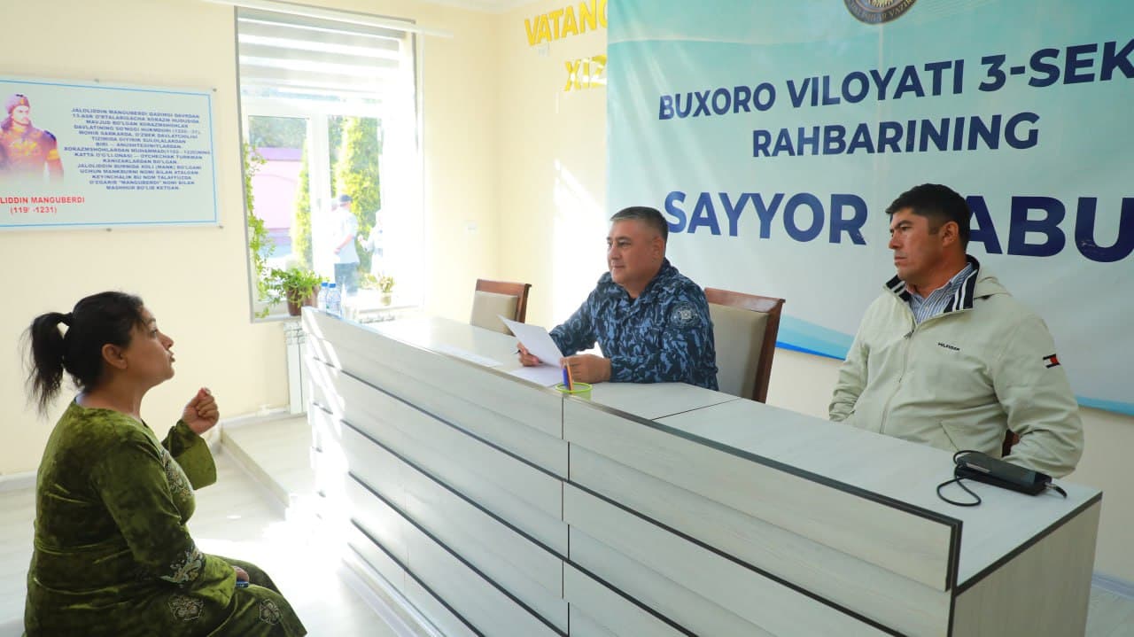 Buxoro viloyati Ichki ishlar boshqarmasi boshligʻi podpolkovnik Ikromjon Tursunov Gʻijduvon tumanining Paxtaobod mahallasida sayyor qabul oʻtkazdi
