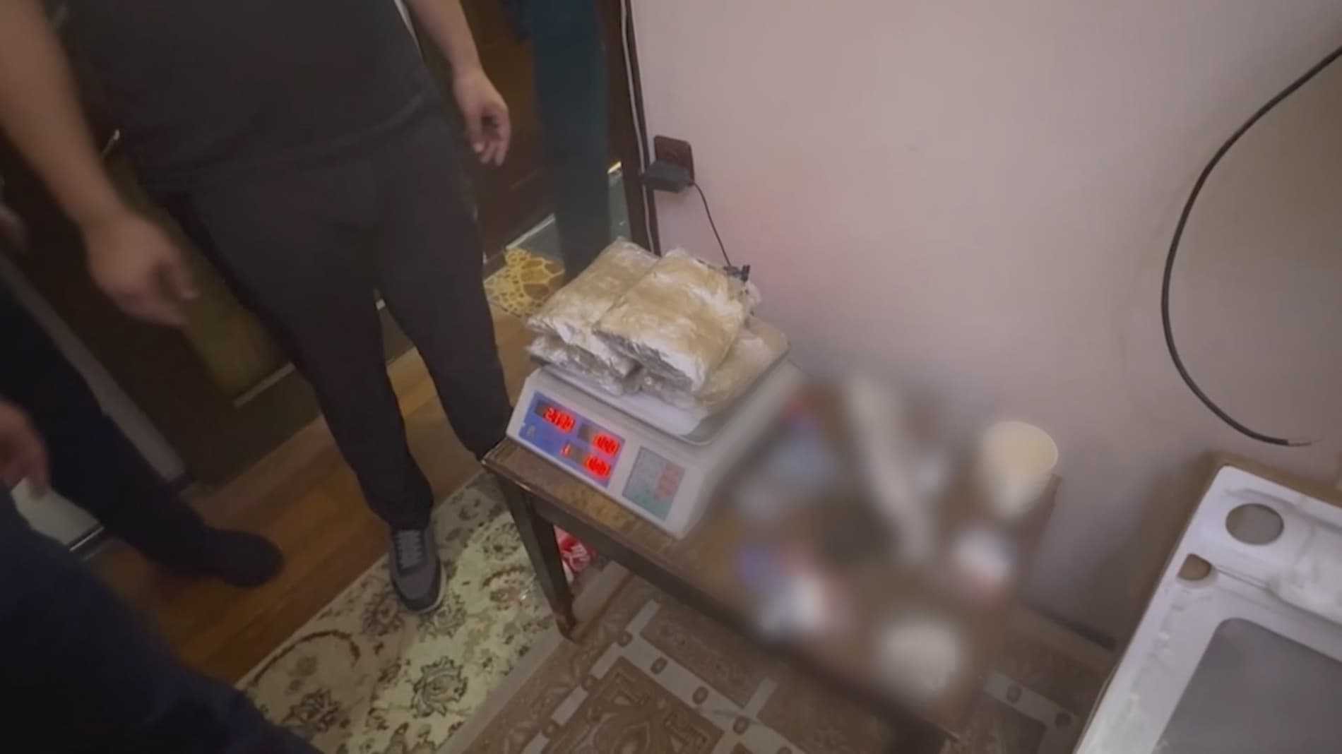 ИИВ Тезкор-қидирув департаменти ва ДХХ томонидан Тошкент шаҳрида ўтказилган тезкор тадбирларда катта миқдордаги синтетик гиёҳвандлик воситаларини қабул қилиб олиш ва тарқатиш билан шуғулланиб келган шахслар қўлга олинди