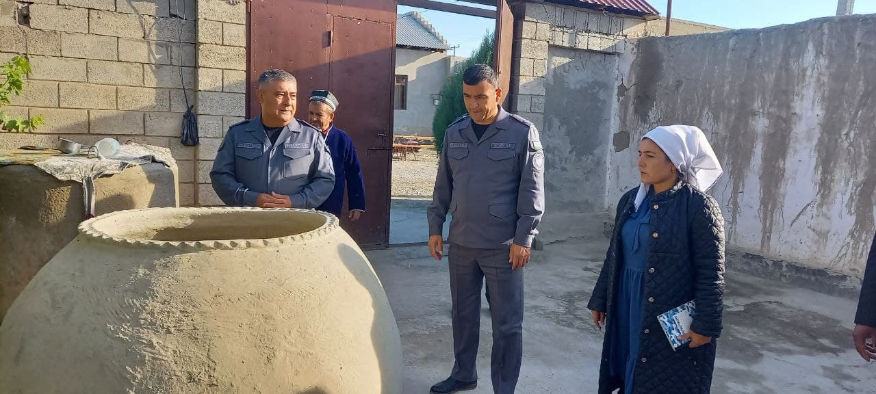 Buxoro viloyati IIB boshligʻi podpolkovnik Ikromjon Tursunov Gʻijduvon tumani “Baraka” MFY aholisining muammolarini joyiga chiqib oʻrgandi