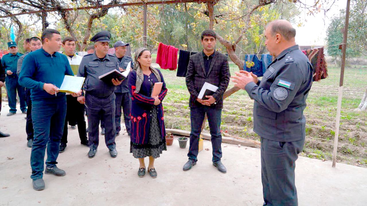 Samarqand viloyati IIB boshligʻi polkovnik Rahmat Mamatov Pastdargʻom “Qoqsoy” mahallasi yettiligi va mutasaddilar ishtirokida aholi xonadonlarida boʻlib, ularning yashash sharoitlarini oʻrganib, mavjud masalalariga yechim izladi