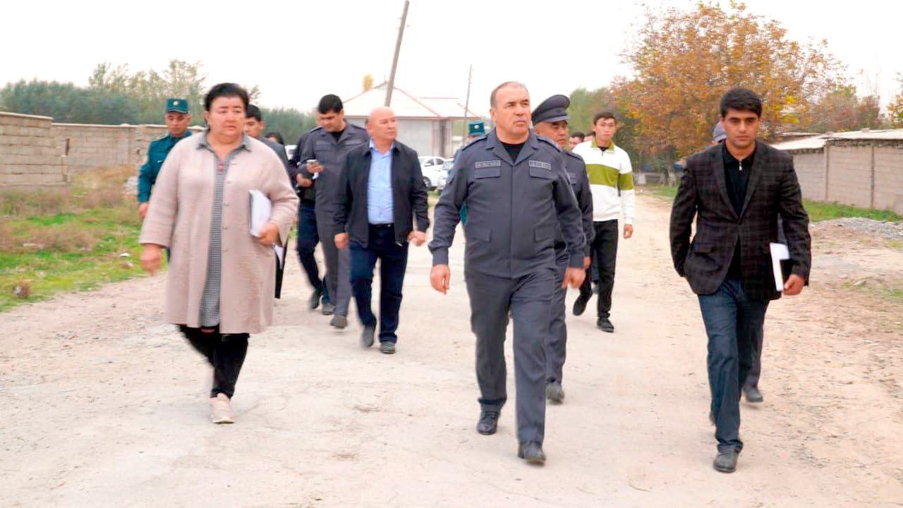 Samarqand viloyati IIB boshligʻi polkovnik Rahmat Mamatov Pastdargʻom “Qoqsoy” mahallasi yettiligi va mutasaddilar ishtirokida aholi xonadonlarida boʻlib, ularning yashash sharoitlarini oʻrganib, mavjud masalalariga yechim izladi