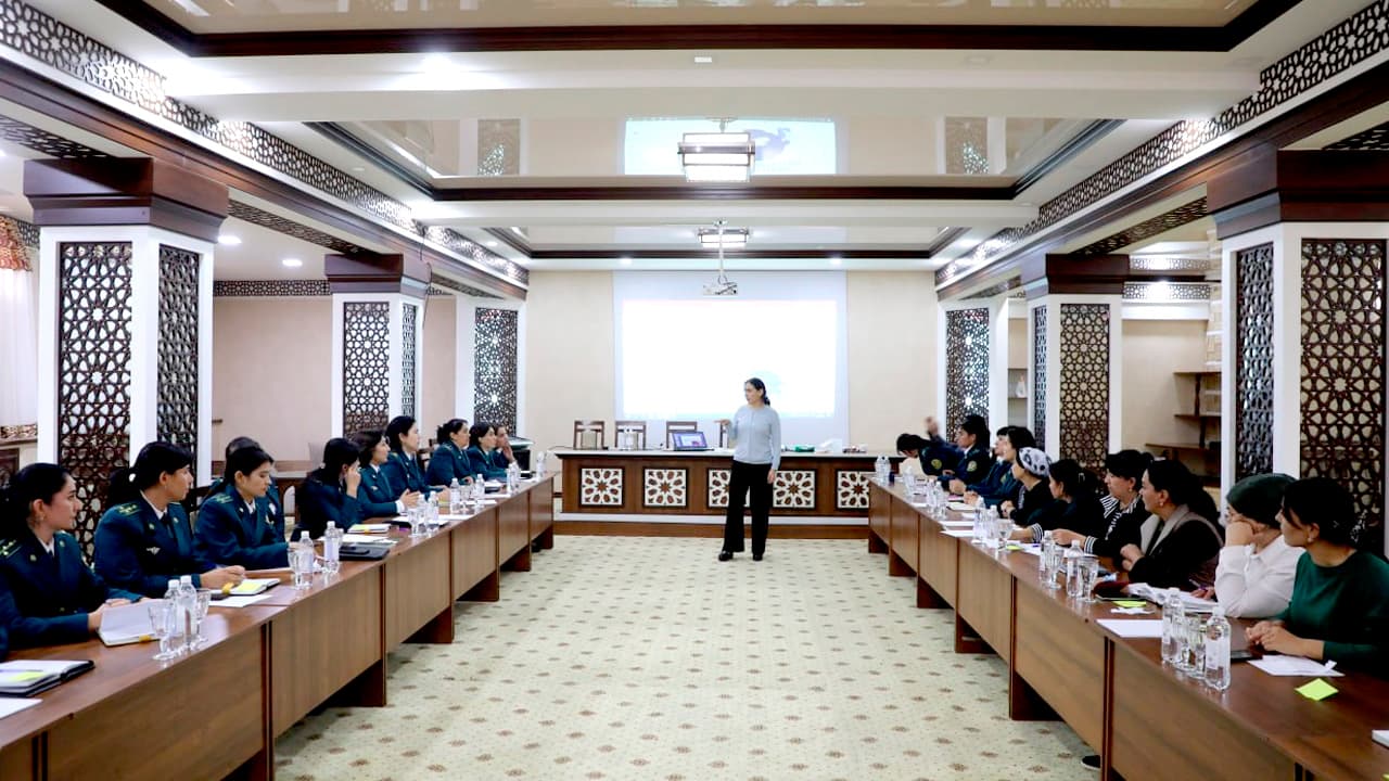 Для инспекторов по делам женщин органов внутренних дел Бухарской области и женских активисток махаллей организовано мероприятие по повышению знаний и навыков в сфере психологии