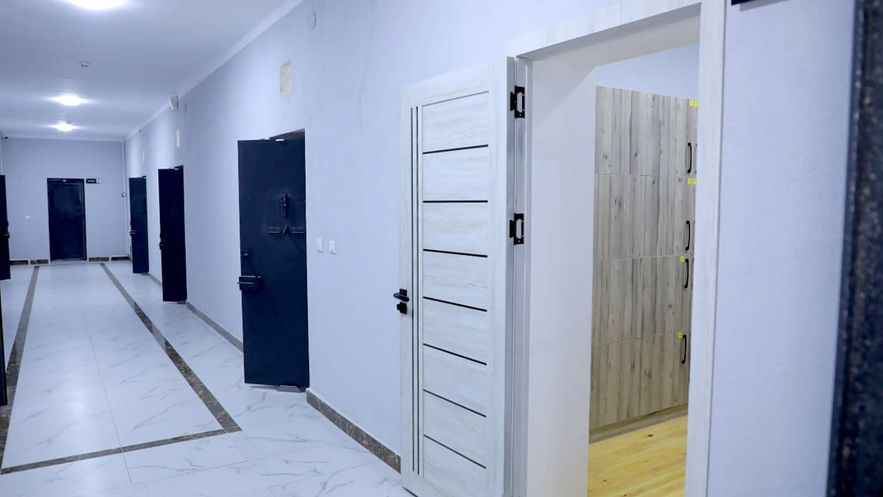 Жиззах вилояти Пахтакор тумани ички ишлар бўлими ҳудудида 14 та хонага эга қўшимча маъмурий бино ҳамда вақтинча сақлаш ҳибсхонаси бунёдга келтирилди