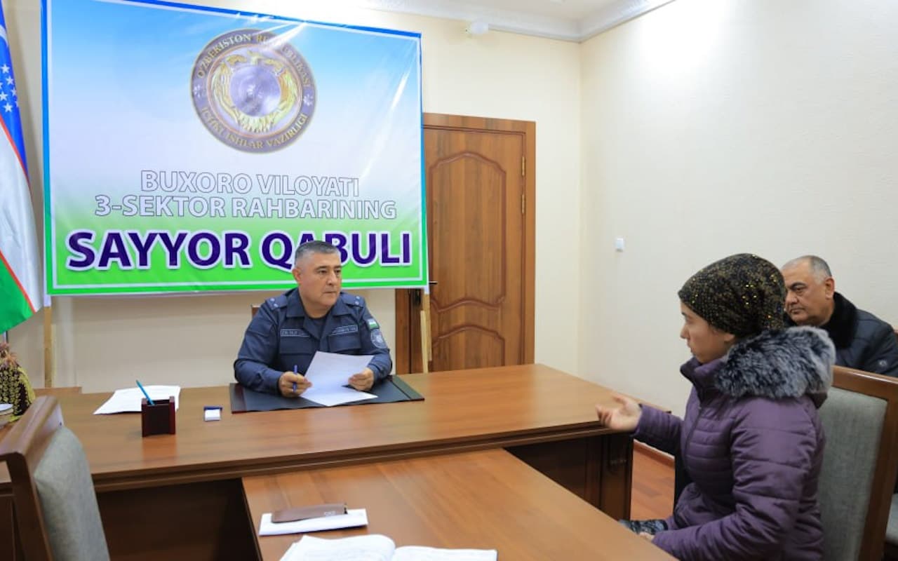 Buxoro viloyati Ichki ishlar boshqarmasi boshligʻi podpolkovnik Ikromjon Tursunov Gʻijduvon tumanining Zarafshon mahallasi aholisi muammolari yechimiga bagʻishlangan sayyor qabul oʻtkazdi