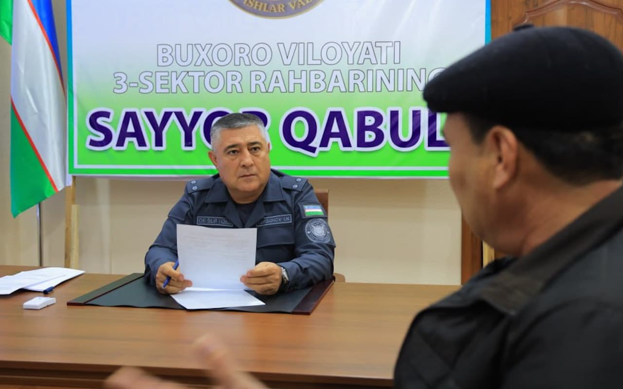 Buxoro viloyati Ichki ishlar boshqarmasi boshligʻi podpolkovnik Ikromjon Tursunov Gʻijduvon tumanining Zarafshon mahallasi aholisi muammolari yechimiga bagʻishlangan sayyor qabul oʻtkazdi