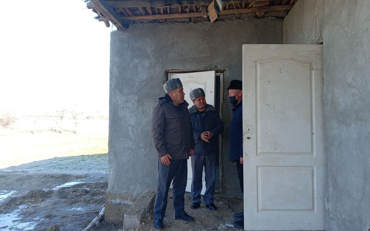 Начальник УВД Навоийской области полковник Азат Тасбаев посетил Хатырчинский район и изучил проблемы закрепленных за ним семей