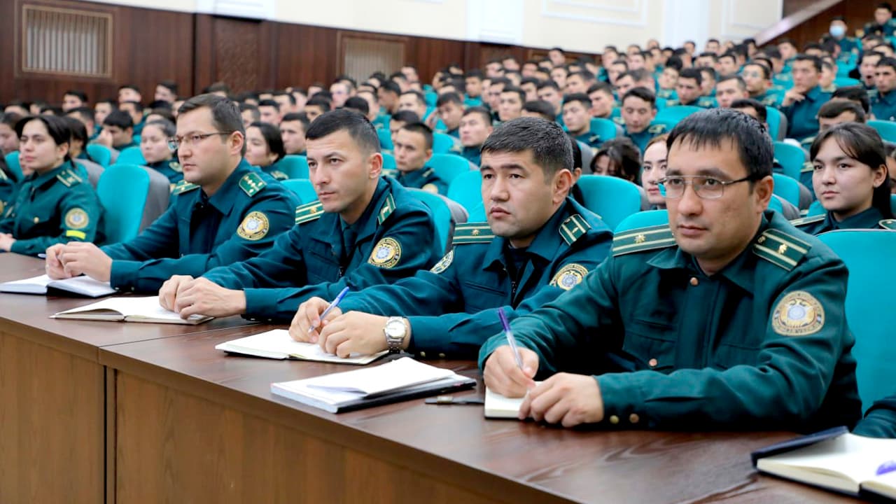 The Academy of the MIA hosted a round table discussion about measures aimed at curbing criminal activity in the capital's mahallas