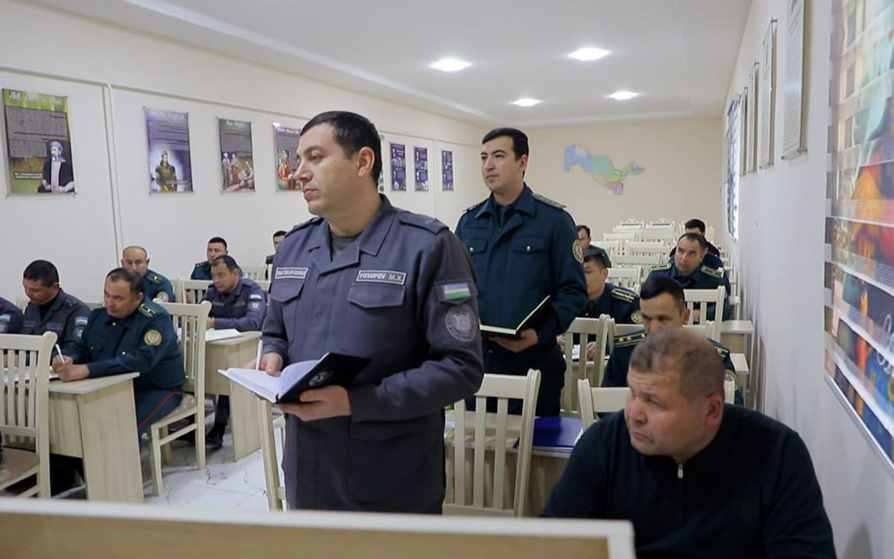 Хоразм вилояти ИИБ бошлиғи полковник Равшан Султанходжаев томонидан Хонқа тумани Ички ишлар бўлимида тезкор йиғилиш ўтказилди