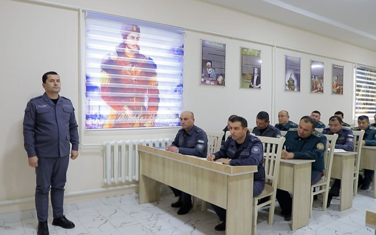 Хоразм вилояти ИИБ бошлиғи полковник Равшан Султанходжаев томонидан Хонқа тумани Ички ишлар бўлимида тезкор йиғилиш ўтказилди