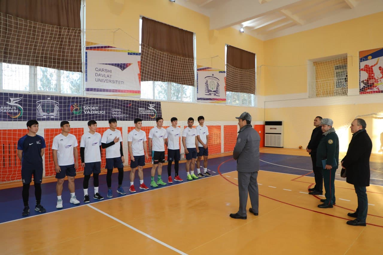 Вазир ўринбосари генерал-майор Бекмурод Абдуллаев Қарши давлат университетининг «Лочин» волейбол жамоаси билан учрашди