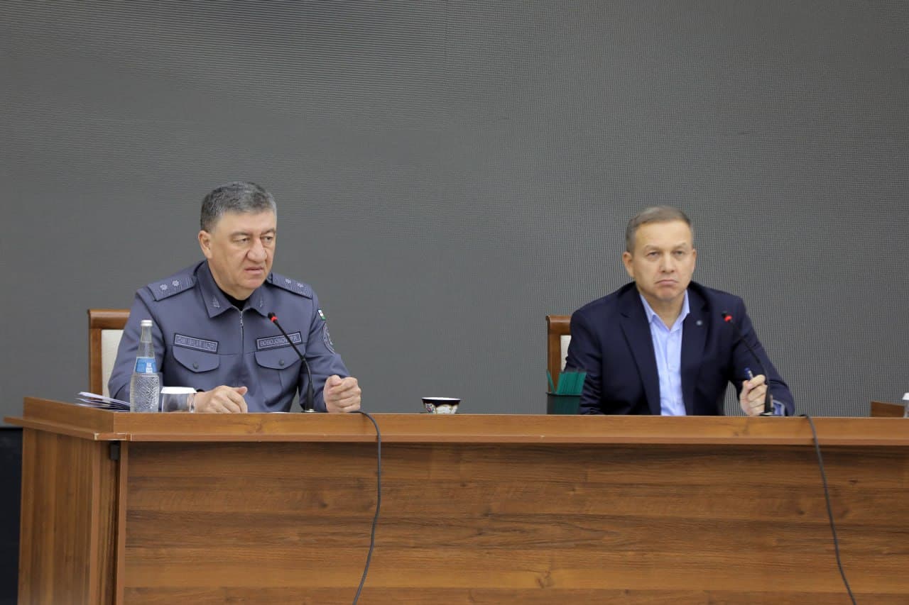 Minister of Internal Affairs, Lieutenant-General Polat Bobojonov, chaired a reporting meeting on the implementation of the Presidential Resolution in Navoi region