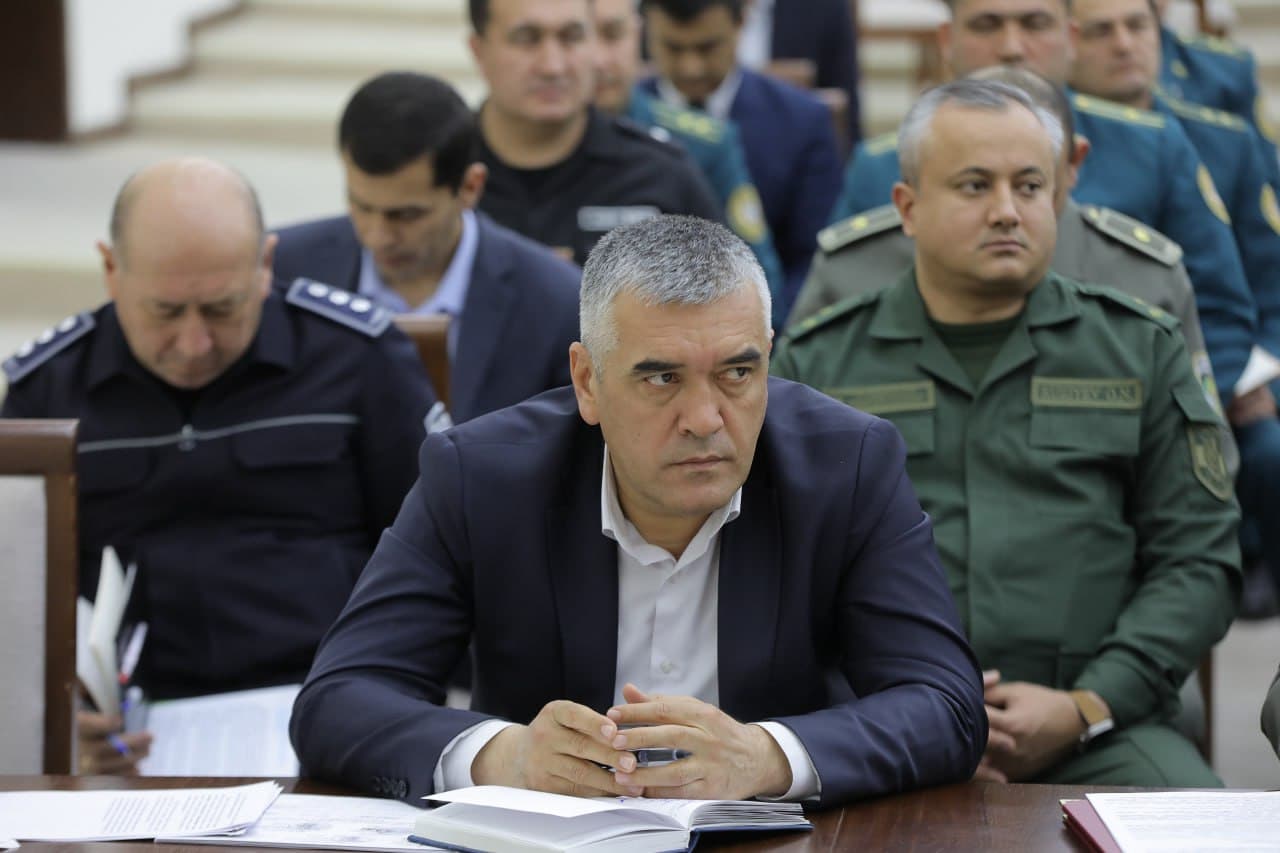 Minister of Internal Affairs, Lieutenant-General Polat Bobojonov, chaired a reporting meeting on the implementation of the Presidential Resolution in Navoi region