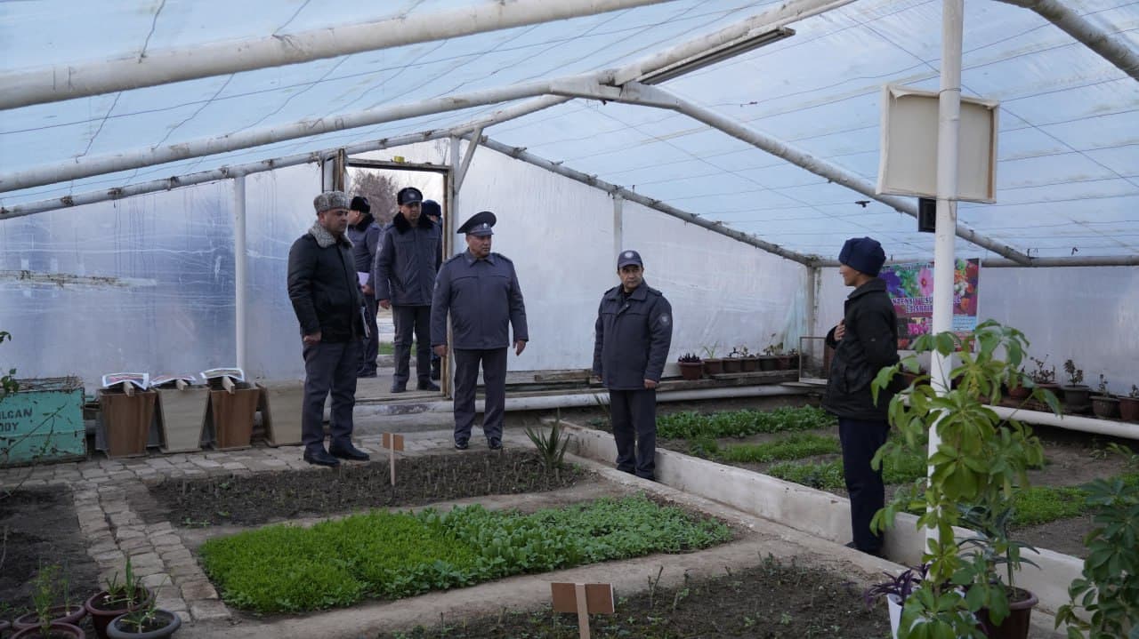 Вазир ўринбосари генерал-майор Баходир Мирзараҳимовнинг Бешинчи минтақавий ҳудуд 4-сон ЖИЭКга ташрифи давомида маҳкумларни касб-ҳунар ўрганишлари ва таълим олиш жараёнлари билан танишди