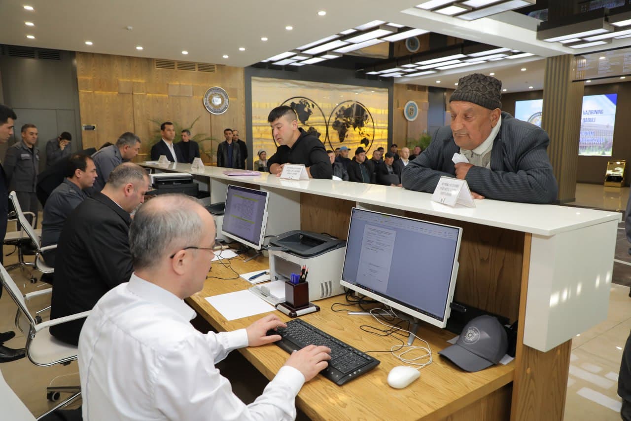 Ichki ishlar vazirligi tomonidan joylarda aholi murojaatlarini oʻrganish, xalq bilan ochiq muloqot oʻrnatish hamda aniqlangan muammolarni bartaraf etish masalalariga jiddiy eʼtibor qaratilmoqda