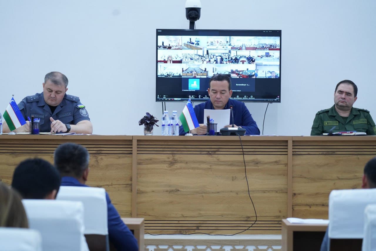 Jarqoʻrgʻon tumani hokimiyatida viloyat hokimi, prokurori va ichki ishlar boshqarmasi boshliqlari ishtirokida Prezidentimizning PQ-1-sonli Qarori ijrosi yuzasidan yigʻilish boʻlib oʻtdi