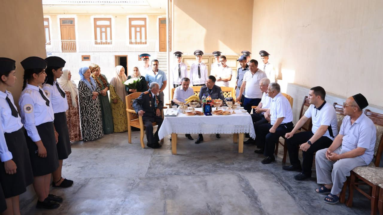 Namangan viloyati IIB rahbariyati 9-may – Xotira va qadrlash kuni munosabati bilan ikkinchi jahon urushi front orti qatnashchisi xonadonida boʻlishdi