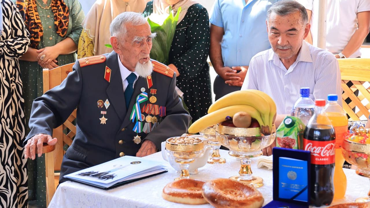 Namangan viloyati IIB rahbariyati 9-may – Xotira va qadrlash kuni munosabati bilan ikkinchi jahon urushi front orti qatnashchisi xonadonida boʻlishdi