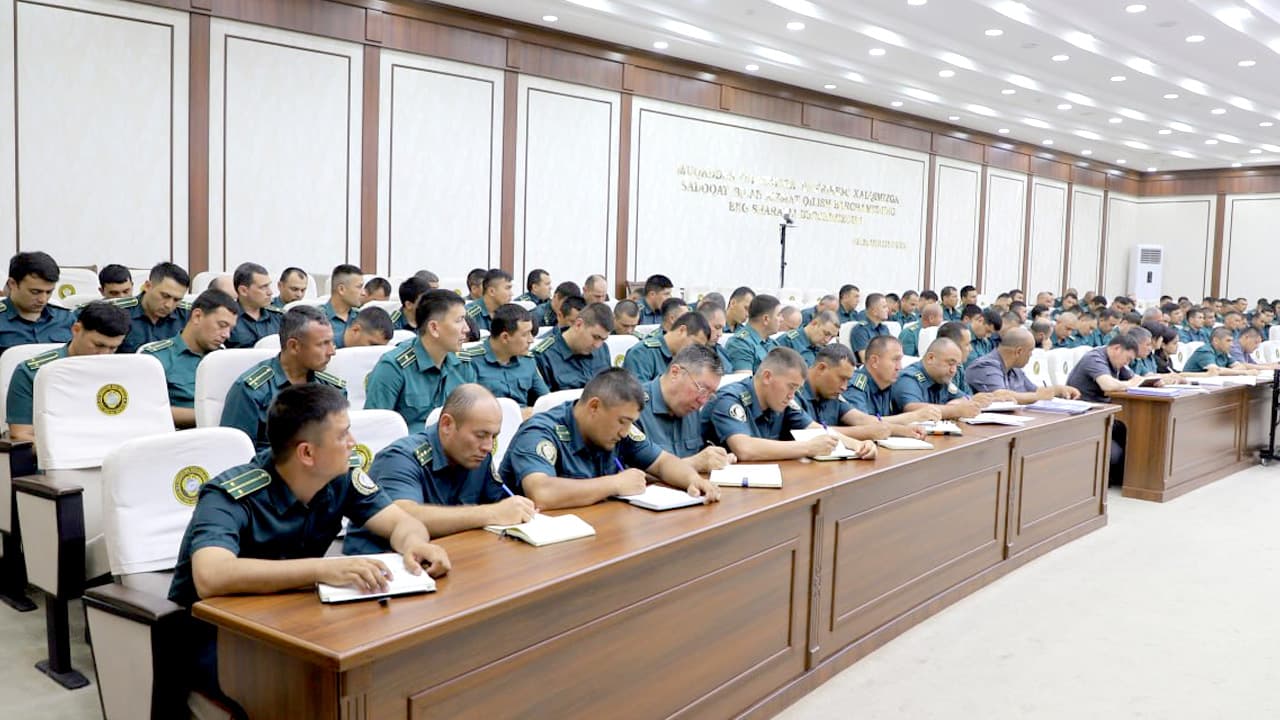 Xorazm viloyati Ichki ishlar boshqarmasi boshligʻi inspektor-psixologlar bilan uchrashuv oʻtkazdi