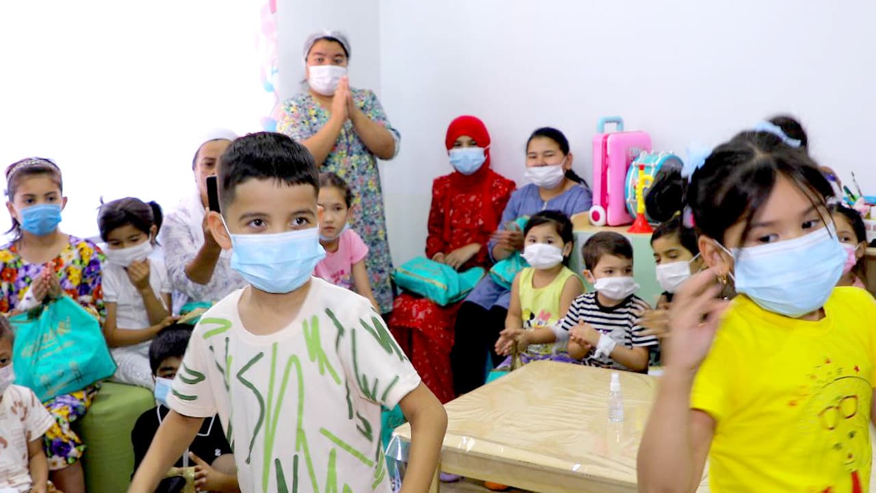 Группа военнослужащих Караульных войск МВД совместно с представителями общественности посетила детей, которые проходят лечение в Андижанской больнице онкологии и гематологии