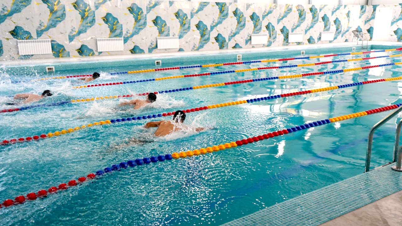 В рамках "Месяца молодежи" среди молодых сотрудников органов внутренних дел Андижанской области были проведены соревнования по плаванию