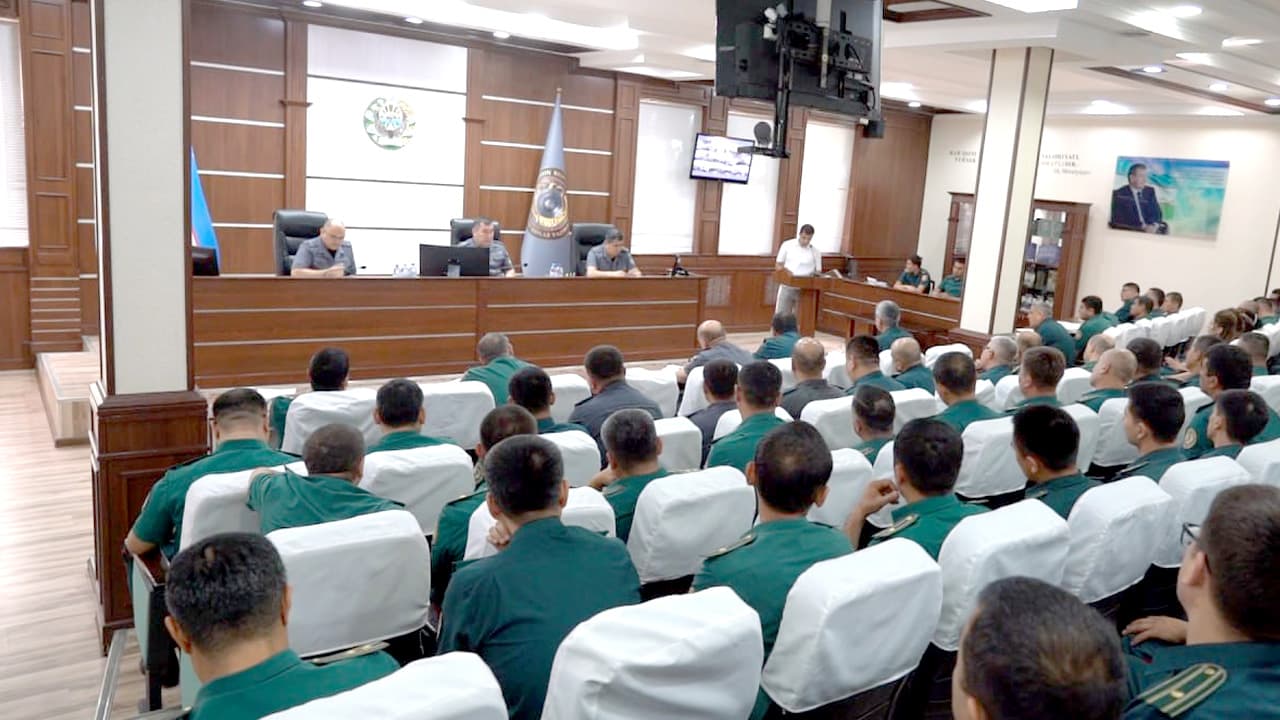 Navoiy viloyati IIB xodimlari ishtirokida xizmat intizomi va qonunchilik talablari yuzasidan yigʻilish oʻtkazildi