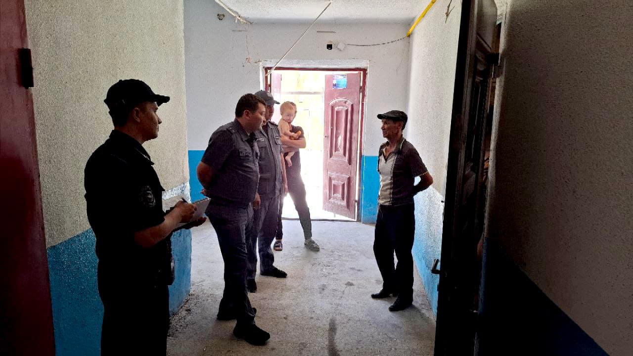 Sirdaryo viloyati IIB boshligʻi Yangiyer shahridagi mahallalarda jinoyatchilik va huquqbuzarliklarni barvaqt oldini olish ishlarini oʻrgandi