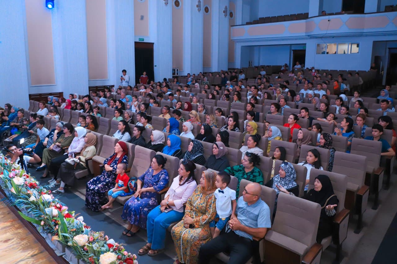 “Ijtimoiy himoya oyligi” doirasida Vazirlik Madaniyat saroyida Ichki ishlar organlari xodimlari va ularning oila aʼzolari uchun konsert dasturi tashkil etildi