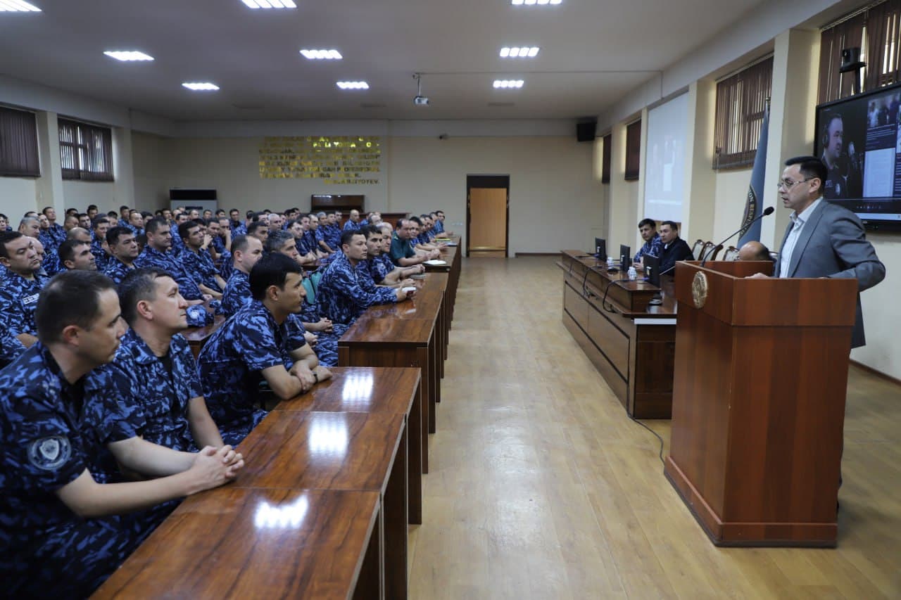 IIV Malaka oshirish institutida xizmat intizomi va qonunchilik talablariga rioya etish masalalari muhokama qilindi