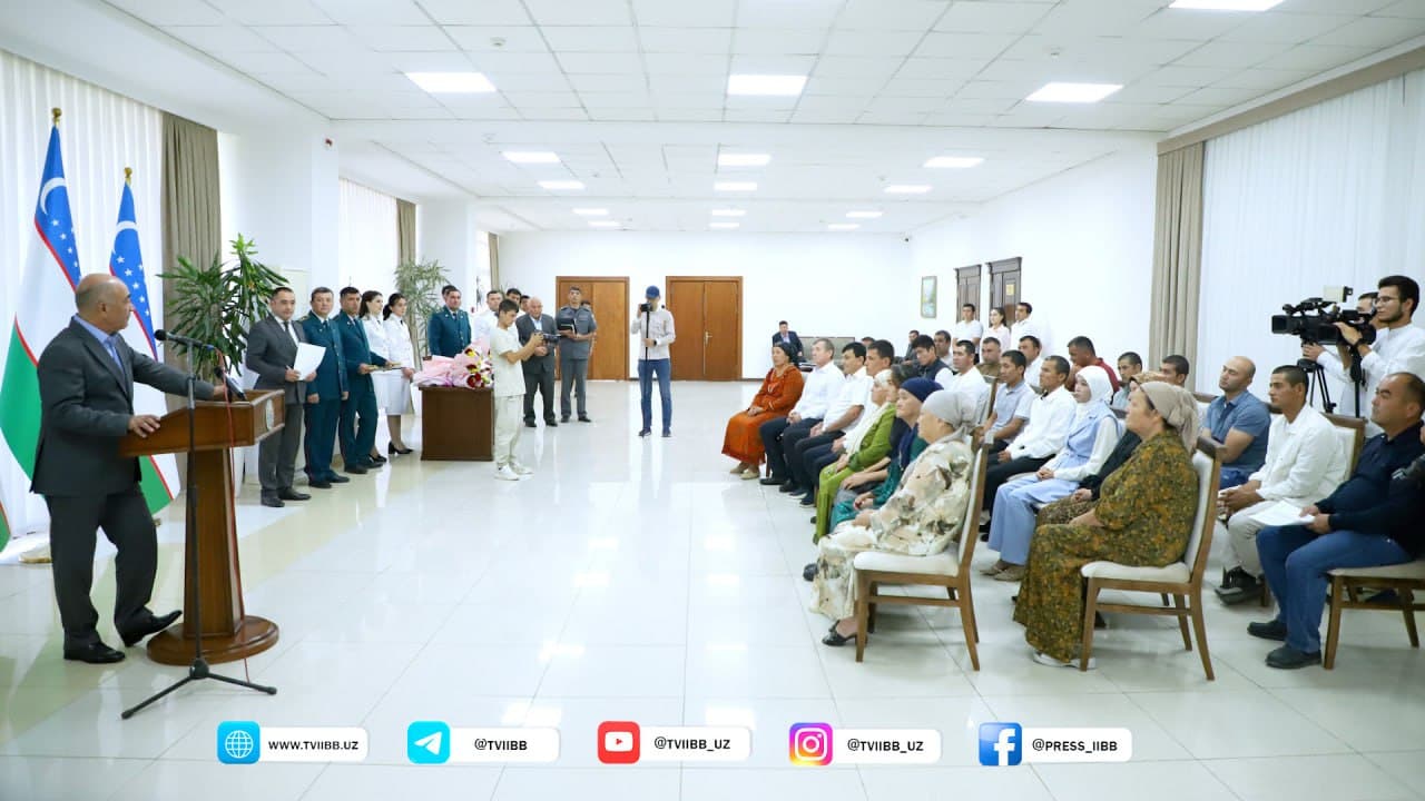 Группе лиц без гражданства, проживающих в Ташкентской области, торжественно вручили ID-карты