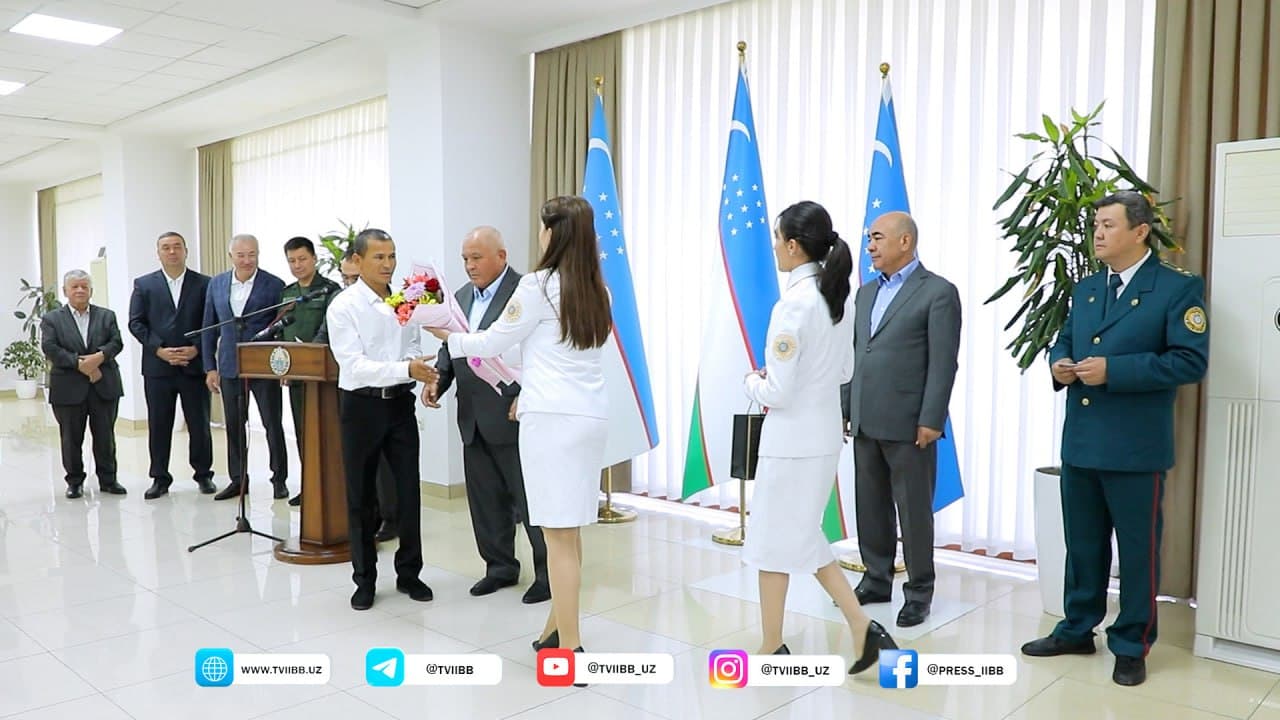 Группе лиц без гражданства, проживающих в Ташкентской области, торжественно вручили ID-карты