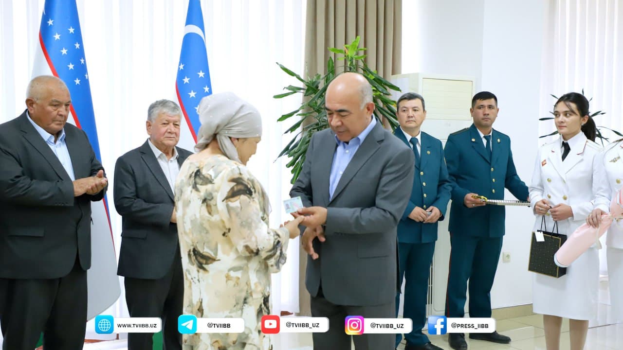 Группе лиц без гражданства, проживающих в Ташкентской области, торжественно вручили ID-карты