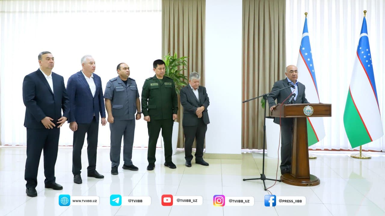 Группе лиц без гражданства, проживающих в Ташкентской области, торжественно вручили ID-карты